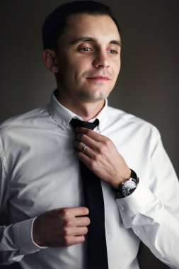 Yakışıklı şık mutlu damat