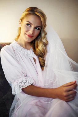 Vintage elbise içinde güzel sarışın gelin