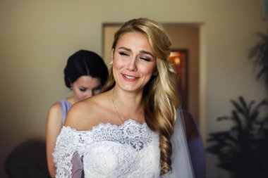 Güzel sarışın gelin düğün için hazır olsun yardım nedime