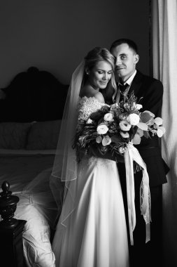 Sarılma romantik yeni evliler