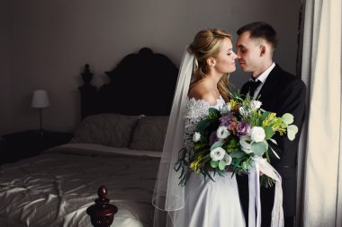 Sarılma romantik yeni evliler