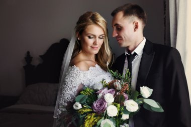 Sarılma romantik yeni evliler