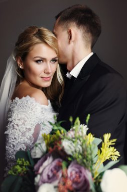 Sarılma romantik yeni evliler