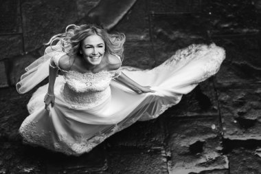 Poz romantik sarışın gelin