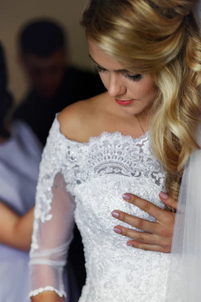 Damas de honor ayudando a hermosa novia rubia prepararse para la boda — Foto de Stock