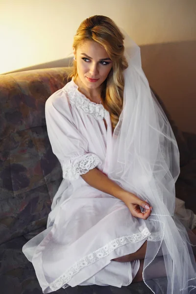 Красивая блондинка невеста в винтажном халате — стоковое фото