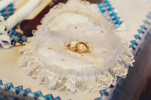 Two luxury golden wedding rings — Stock Photo, Image