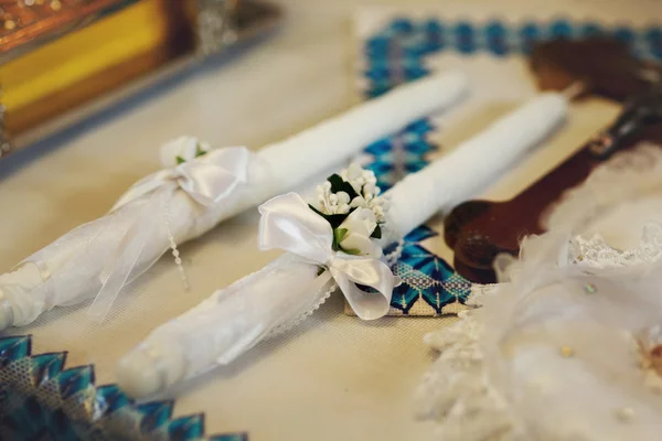 Zwei weiße romantische Hochzeitskerzen — Stockfoto