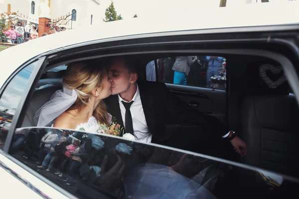 Happy romantic newlyweds kissing — Stock Photo, Image