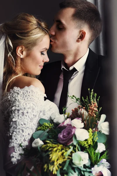 Coppia felice, sposa e sposo in posa — Foto Stock