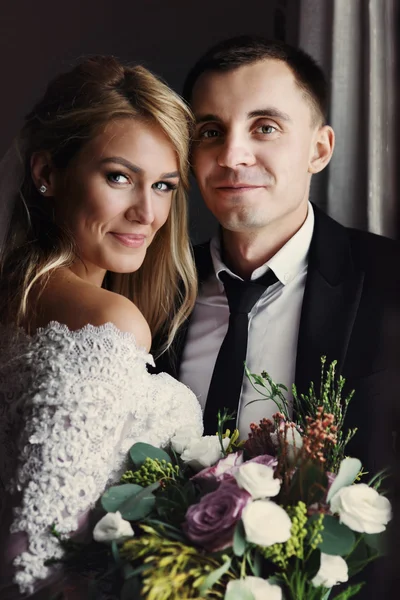 Casal feliz, noiva e noivo posando — Fotografia de Stock