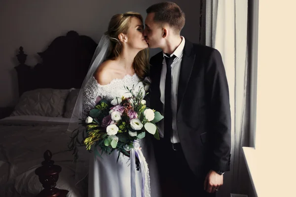 Romântico recém-casados beijando no hotel — Fotografia de Stock