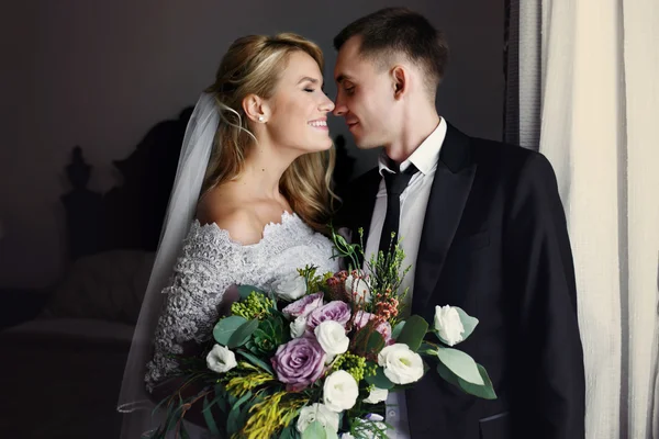 Recém-casados românticos abraçando — Fotografia de Stock