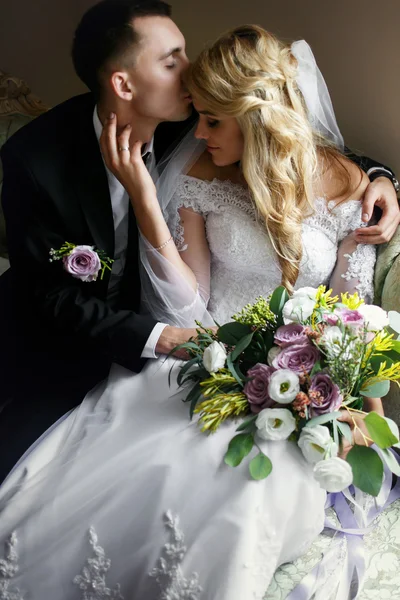 Romantic sensual newlyweds posing — Stock Photo, Image