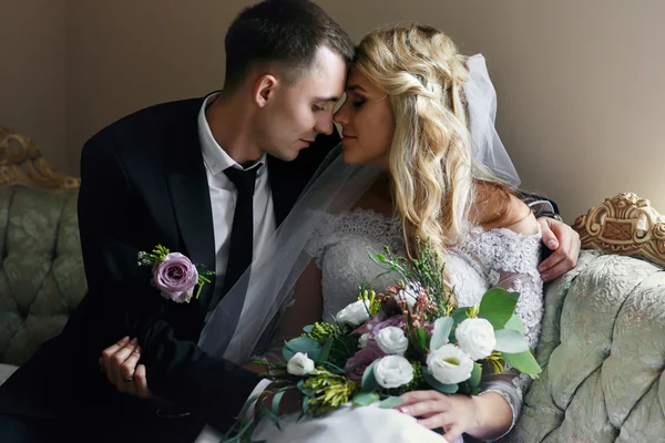 Romântico sensual recém-casados posando — Fotografia de Stock