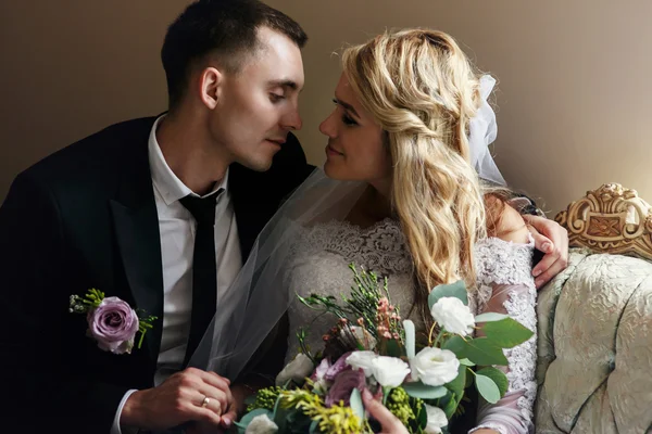 Romântico sensual recém-casados posando — Fotografia de Stock