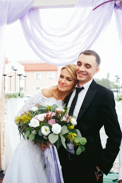 Romantisches Paar Braut und Bräutigam posiert — Stockfoto
