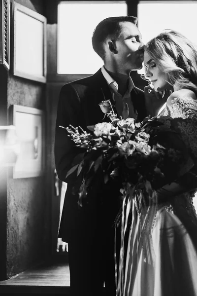 Romantiska nygifta poserar — Stockfoto