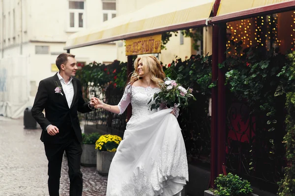 Recién casados caminando por la vieja calle — Foto de Stock