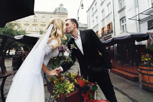 Vackra bruden och brudgummen poserar — Stockfoto