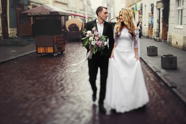 Recién casados caminando por la vieja calle —  Fotos de Stock
