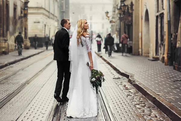 Recién casados caminando por la vieja calle —  Fotos de Stock