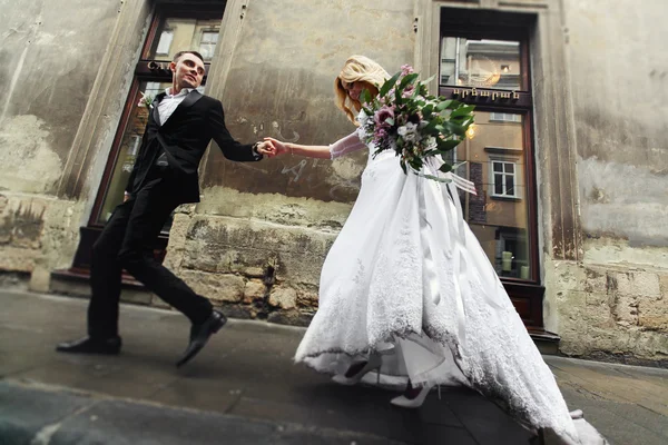 Recém-casados andando rua velha — Fotografia de Stock