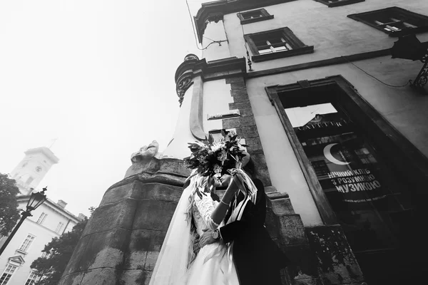 Recém-casados românticos abraçando — Fotografia de Stock