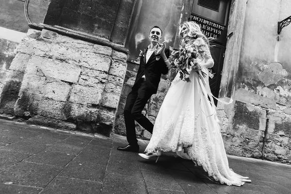 Recém-casados andando rua velha — Fotografia de Stock