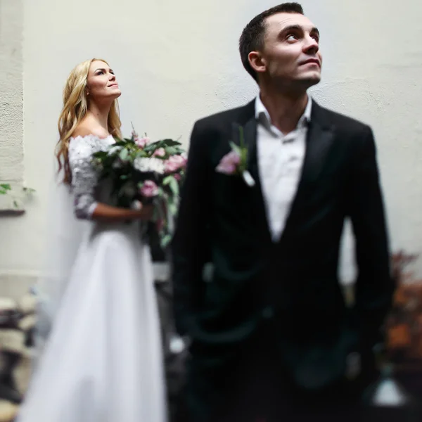 Romantic couple posing in European street — Stock Photo, Image