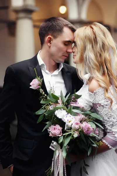 Sinnlich romantisches Brautpaar umarmt — Stockfoto