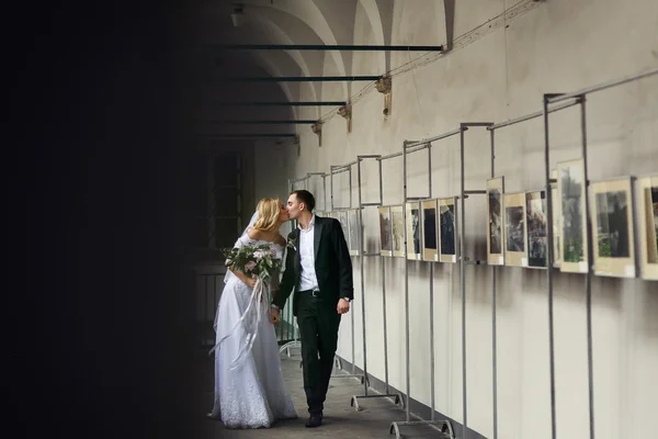 Casal recém-casado viajante bonito — Fotografia de Stock