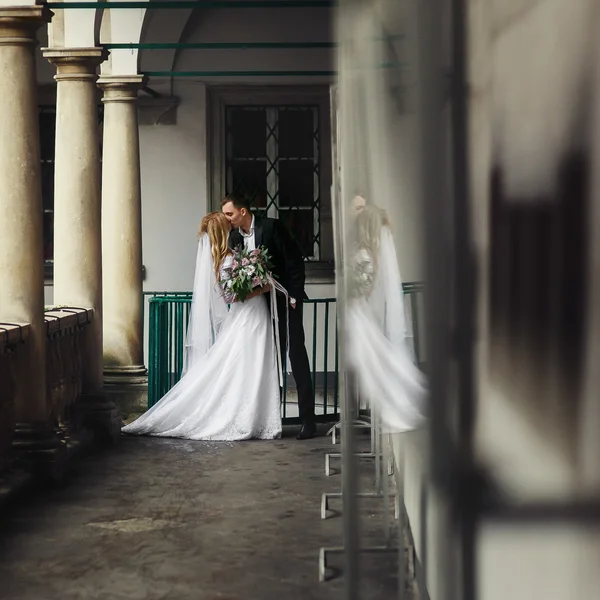 Casal recém-casado viajante bonito — Fotografia de Stock