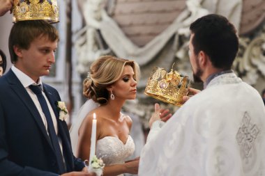 Duygusal gelin ve damat kron içinde