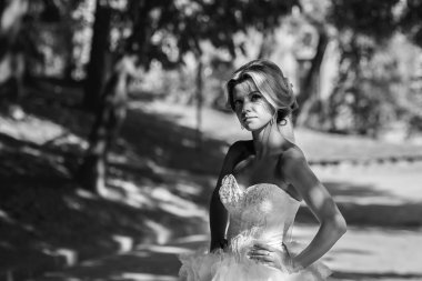 Beyaz elbiseli güzel sarışın gelin