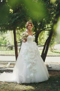 Beyaz elbiseli güzel sarışın gelin