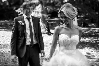 Romantik gelin ve damat parkta poz