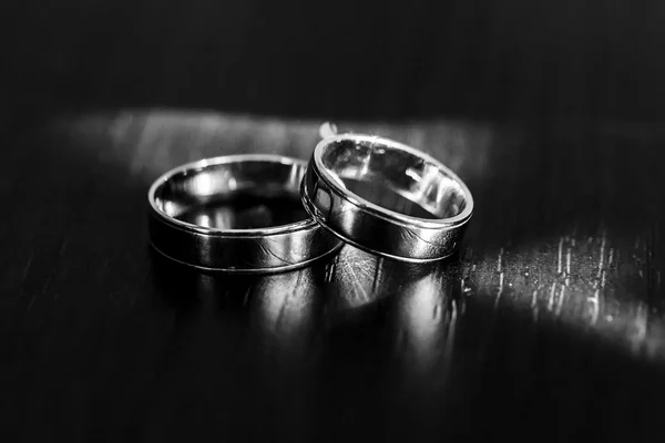 Luxury golden wedding rings — Stock Photo, Image