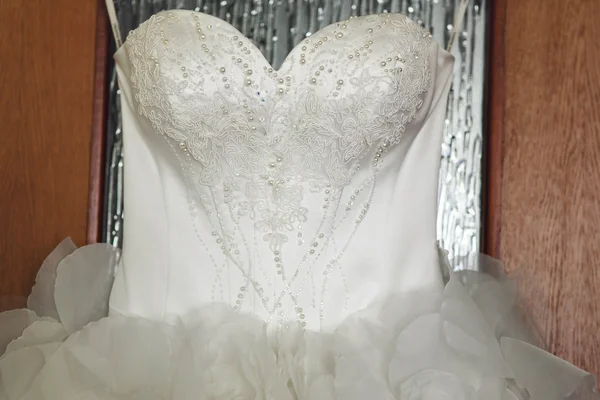 Стильное элегантное белое свадебное платье — стоковое фото