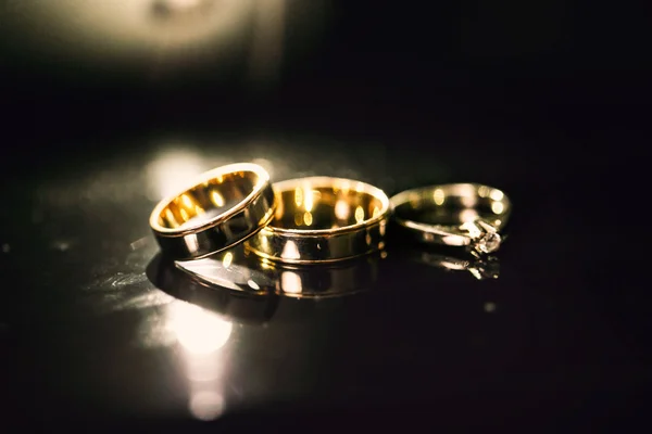 Luxusní zlaté snubní prsteny — Stock fotografie