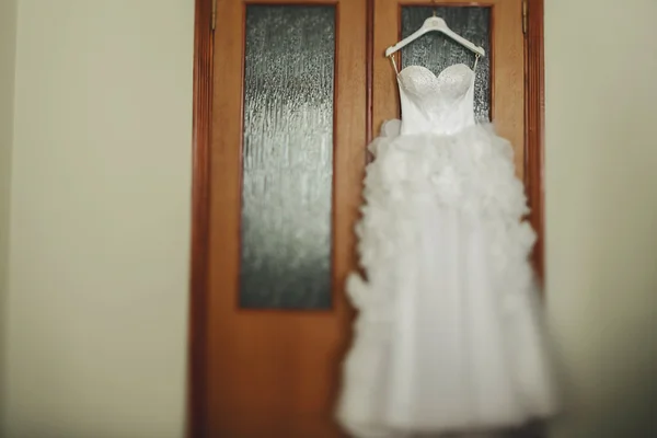 Elegante vestido de noiva branco elegante — Fotografia de Stock