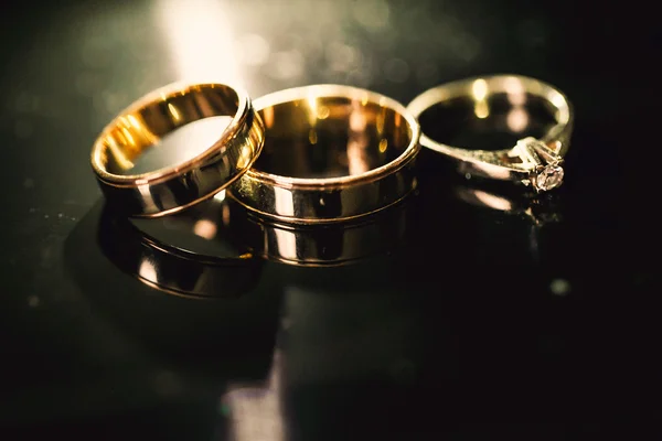 Luxury golden wedding rings — Stock Photo, Image