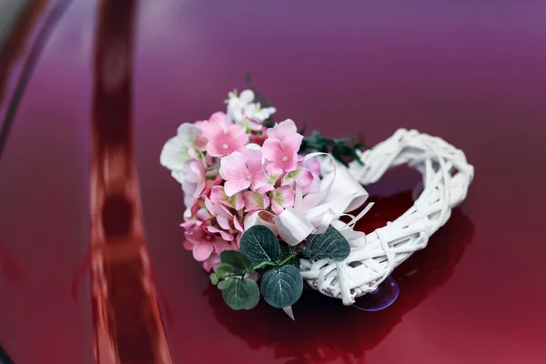 Hermoso corazón blanco único con flores — Foto de Stock