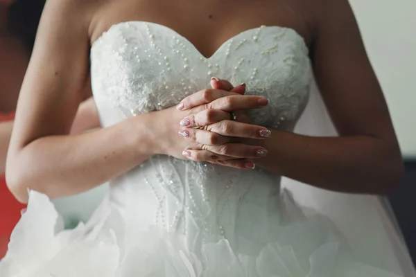 Подружки невесты помогают невесте — стоковое фото