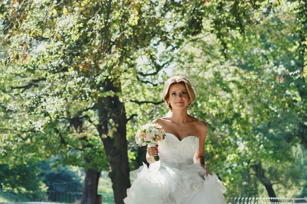 Красива блондинка наречена в білій сукні — стокове фото