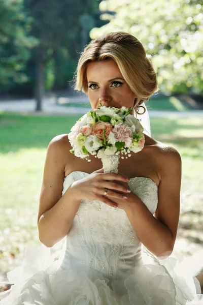 Bella sposa bionda in abito bianco — Foto Stock
