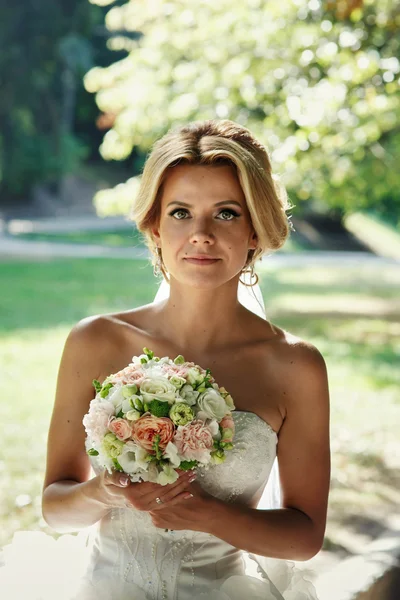 Linda noiva loira em vestido branco — Fotografia de Stock