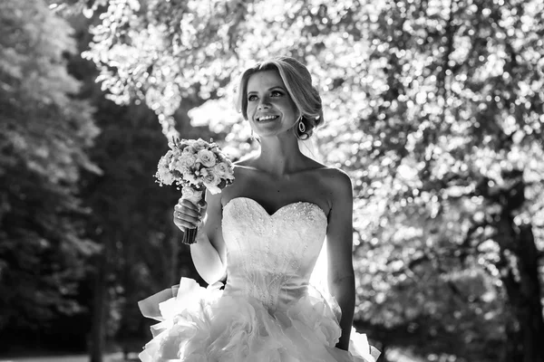 Bella sposa bionda in abito bianco — Foto Stock