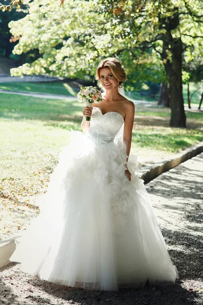 Bella sposa bionda in abito bianco — Foto Stock