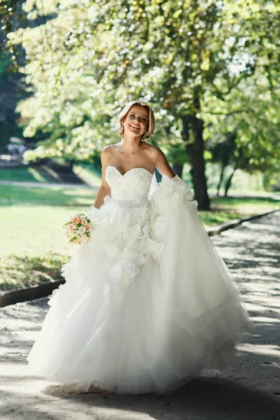 Bella sposa bionda in abito bianco — Foto Stock